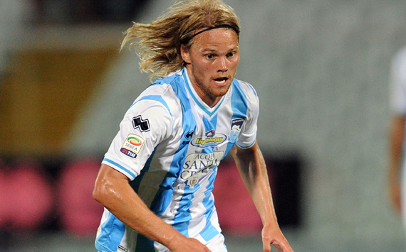 PESCARA, ITALY - AUGUST 10: Birkir Bjarnason of Pescara in action during the pre-season friendly match between Pescara Calcio and Genoa CFC at Adriatico Stadium on August 10, 2012 in Pescara, Italy. (Photo by Giuseppe Bellini/Getty Images)